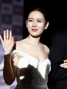 Body của Son Ye Jin: Vòng 1 căng tràn cực gợi cảm, bảo sao Hyun Bin đắm đuối tới đờ đẫn