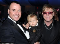 Elton John "giới thiệu" con trai thứ hai với toàn thế giới