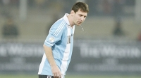 Tiết lộ lý do Leo Messi hay "khạc nhổ" trên sân