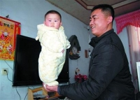 [LẠ] Trung Quốc: Bé gái 4 tháng tuổi biết đứng, không biết ngồi