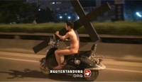 {Shock} Choáng với chàng trai khỏa thân ôm chữ thập chạy xe máy giữa đêm