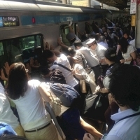 40 hành khách cùng lật đoàn tàu cứu người. ( Người Nhật Bản thật đáng nể ! )