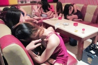 Dàn nữ tiếp viên không nội y phục vụ khách tại Sài Gòn