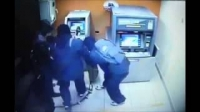 [Hot] Phá cây ATM trộm tiền bị hệ thống camera quay lại
