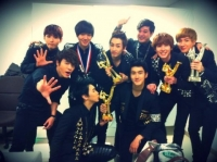 Donghae (Super Junior) chụp ảnh cùng với 4 giải thưởng của nhóm