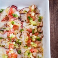 Vào Bếp: Râu bạch tuộc trộn salad ngon khó cưỡng
