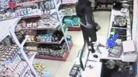 Đôi nam nữ dàn cảnh trộm Iphone trong siêu thị