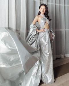 Chi Pu: mùng 1 bán nude, mùng 3 diện bikini