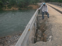 Quảng Nam: Cầu dân sinh thủy điện vừa mới xây đã sạt lở nghiêm trọng, chờ... sập.