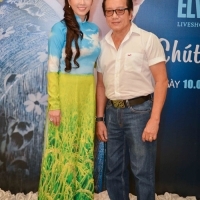 Hoa hậu Thu Hoài duyên dáng bên Elvis Phương