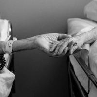 Cặp vợ chồng 62 năm nắm chặt tay nhau tới phút qua đời