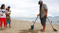 Chàng trai Mỹ xuyên Việt dọn rác bãi biển [ Đáng ngẫm ]