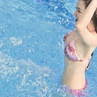 Non và nuột - Nữ sinh trường Báo Đời diện bikini gợi cảm bên bể bơi