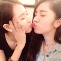 Shock với clip "khóa môi" của hai nữ sinh Hà Nội