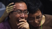 Thân nhân hành khách QZ8501 khóc ngất khi Indonesia tìm thấy thi thể