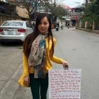 Cô gái với tấm biển làm tình miễn phí tại Việt Nam
