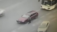 Trung Quốc: Đi sai đường, lái xe BMW tông chết cảnh sát giao thông