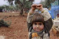 Xót xa hình ảnh bé gái Syria giơ tay đầu hàng nhiếp ảnh gia.Xem mà rớt nước mắt :((