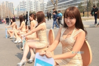 Trung Quốc : Dàn mẫu mặc váy ngắn, ngồi bồn cầu trên phố gây chú ý. Này cô bé yêu cho a xin làm quen =))