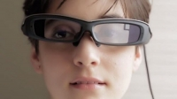 Trận đá bóng hài hước sử dụng kính thực tế ảo
