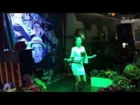 Linh Miu cởi áo biểu diễn "múa ngực" trước đám đông