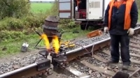 Người nước ngoài sửa chữa đường sắt