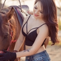 [ne0]Ai muốn cưỡi ngựa cùng em ko?