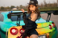 Hot teen Châu Á show hàng bên "gã cơ bắp" Nissan GT-R
