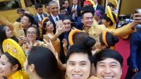 Tổng thống Obama chụp ảnh selfie cùng hàng chục nghệ sĩ Việt