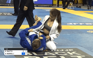 Xôn xao hình ảnh nữ võ sĩ bị đối thủ lột đồ lộ vòng 1 trên sàn đấu Olympic Tokyo 2020, chuyện gì đã xảy ra?