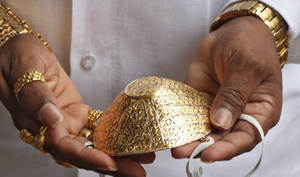 Doanh nhân Ấn Độ đeo khẩu trang bằng vàng giá 4.000 USD để chống Covid-19 - ko rõ thở kiểu gì :|
