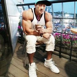 Hot boy Hàn Quốc khoe cơ bắp khổng lồ đánh bật mác ẻo lả của trai Hàn Quốc :D