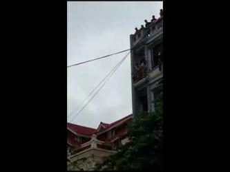 Hà Nội: Thót tim xem cảnh sát đu dây cứu người tự tử [VIDEO]