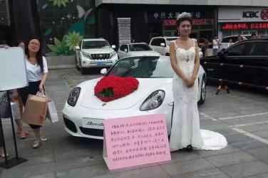 Cô gái mặc váy cưới đứng giữa quảng trường: Nếu ôm đủ 999 chàng trai, sẽ lấy người cuối cùng làm chồng!