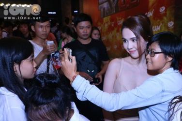 Ngọc Trinh liên tục dùng tay che ngực khi bị fan nam vây quanh xin pose hình