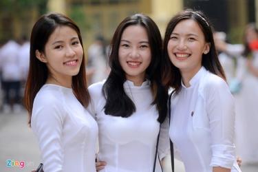 Những nữ sinh thu hút ống kính ngày khai trường