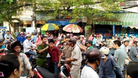 Cô gái dùng nón bảo hiểm đánh tới tấp tên cướp trên đường phố Sài Gòn