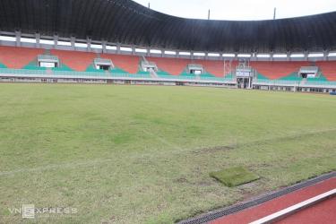 Sân đấu ngổn ngang trước trận Việt Nam - Indonesia
