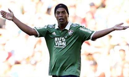 CĐV cầu xin Ronaldinho về chơi cho Chapecoense