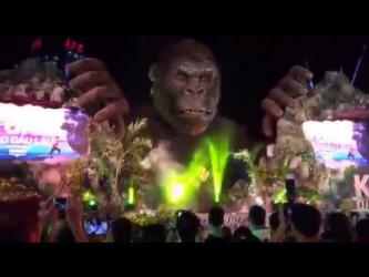 Màn biểu diễn ra mắt phim Kong skull island gây cháy sân khấu 1 tỷ đồng