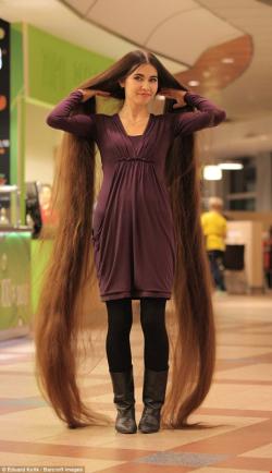 Cô gái có mái tóc dài hơn 2m