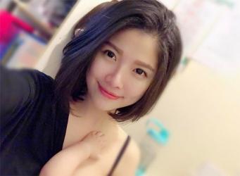 Vừa cho con bú vừa selfie khoe thanh xuân phơi phới, khối anh xem ảnh vào nhận em là mẹ =))