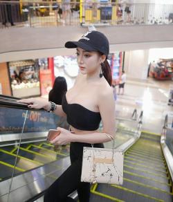 DJ 18 tuổi khiến mày râu đắm đuối vì quá nóng bỏng, ngọt ngào