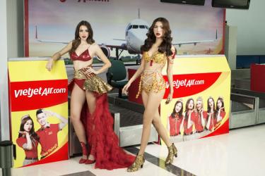 Minh Tú và Celine Farach tạo dáng trên máy bay Vietjet