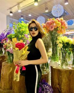 Kỳ Duyên khoe hoa người yêu tặng ngày Valentine, Minh Triệu lập tức bị réo tên vì cũng có quà giống y hệt