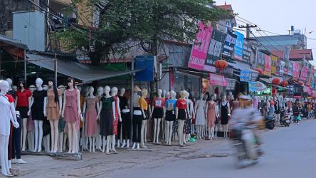 Giật mình hàng trăm 'chân dài, da trắng' đứng dọc phố Hà Nội gọi khách