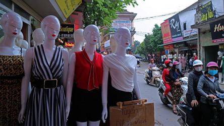 Giật mình hàng trăm 'chân dài, da trắng' đứng dọc phố Hà Nội gọi khách