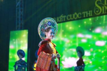 Ngả nghiêng trước vẻ đẹp tựa thiên thần của nữ sinh Lào học tại Việt Nam