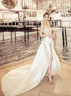 Ngọc Trinh tiếp tục mặc xuyên thấu, xẻ cao trong ngày cuối ở Cannes