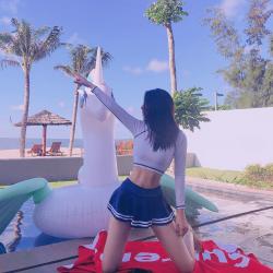 Võ Ngọc Trân khoe vòng eo nhỏ đến khó tin